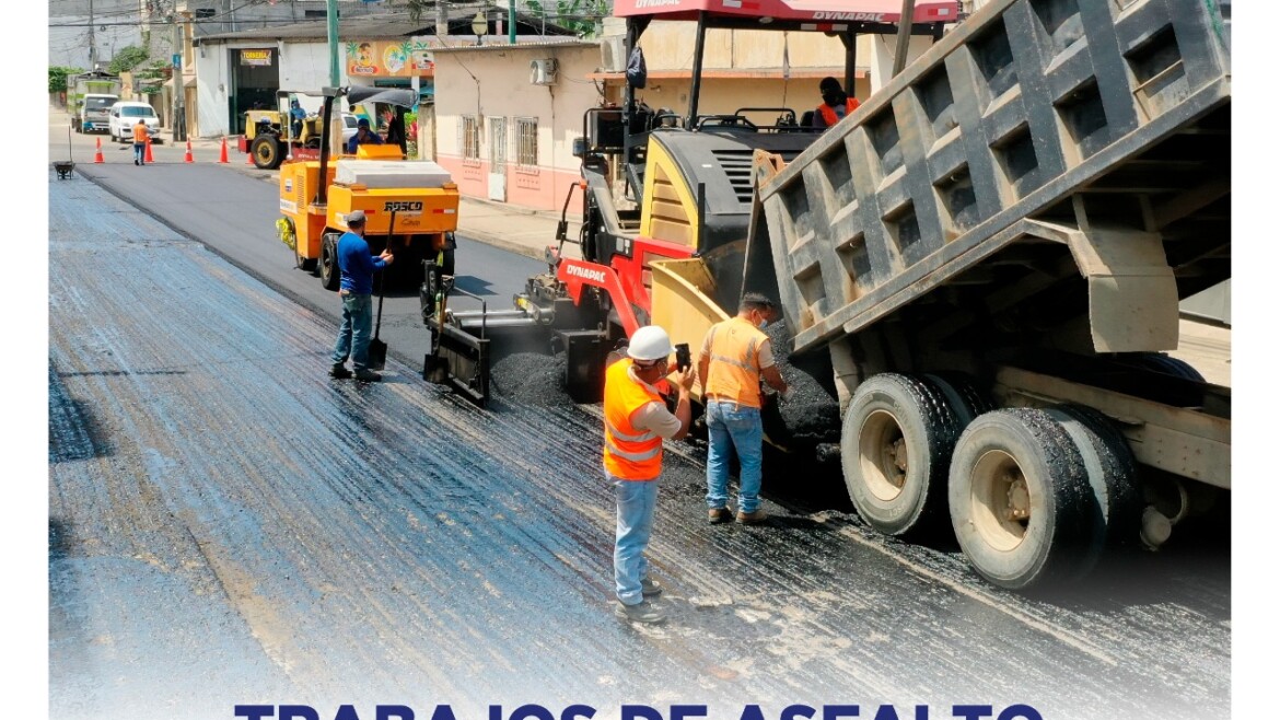 Trabajos de Asfaltado en la calle Napoleón Mera