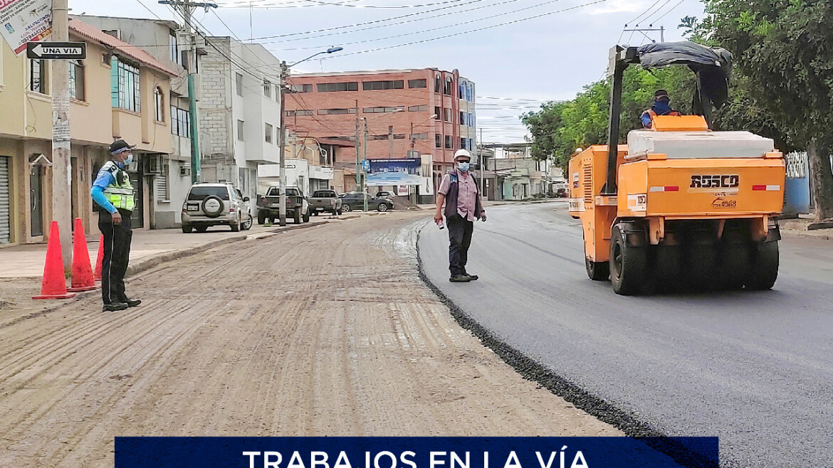 Colocación de asfalto en la Av. Arízaga